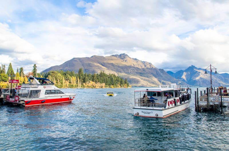 Barche che parcheggiano al molo del lago Wakatipu a Queenstown, Nuova Zelanda immagini stock libere da diritti Barche che parcheggiano al molo del lago Wakatipu a Queenstown, Nuova Zelanda immagini stock libere da diritti