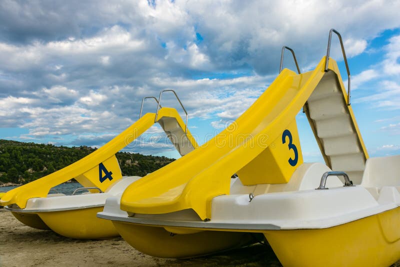 Barche del pedale sulla spiaggia immagini stock libere da diritti Barche del pedale sulla spiaggia immagini stock libere da diritti