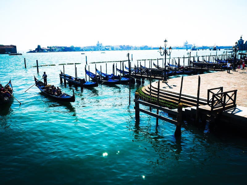 Barche di Venezia e di acque blu brillanti fotografie stock libere da diritti Barche di Venezia e di acque blu brillanti fotografie stock libere da diritti