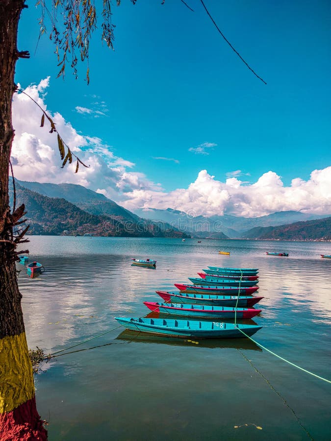Barche e lago blu nel cielo limpido immagini stock libere da diritti Barche e lago blu nel cielo limpido immagini stock libere da diritti