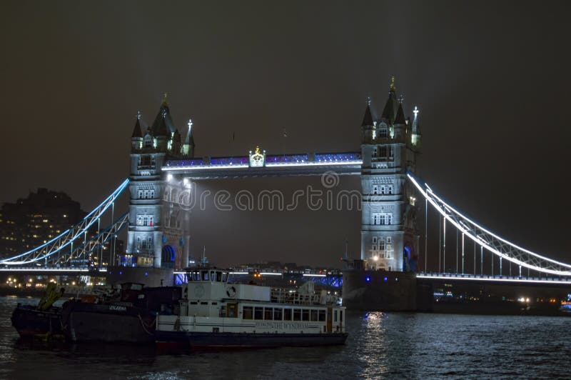 Barche e navi al ponte della torre di Londra alla notte immagini stock Barche e navi al ponte della torre di Londra alla notte immagini stock