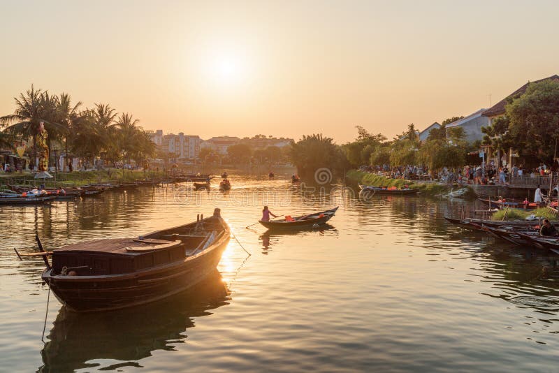 Barche su Thu Bon River al tramonto, Hoian, Vietnam immagine stock Barche su Thu Bon River al tramonto, Hoian, Vietnam immagine stock