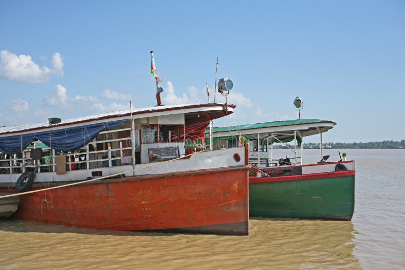 Barche sul fiume di Irrawaddy fotografia stock libera da diritti Barche sul fiume di Irrawaddy fotografia stock libera da diritti