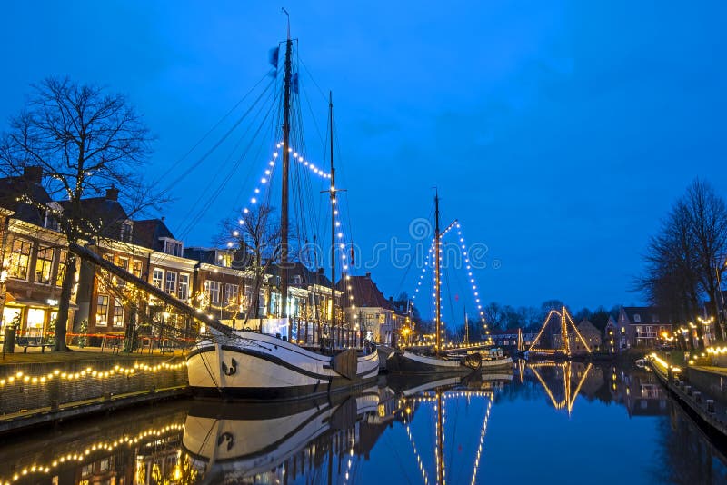Barche tradizionali decorate nel porto di dokkum, Paesi Bassi, a natale all'aperto