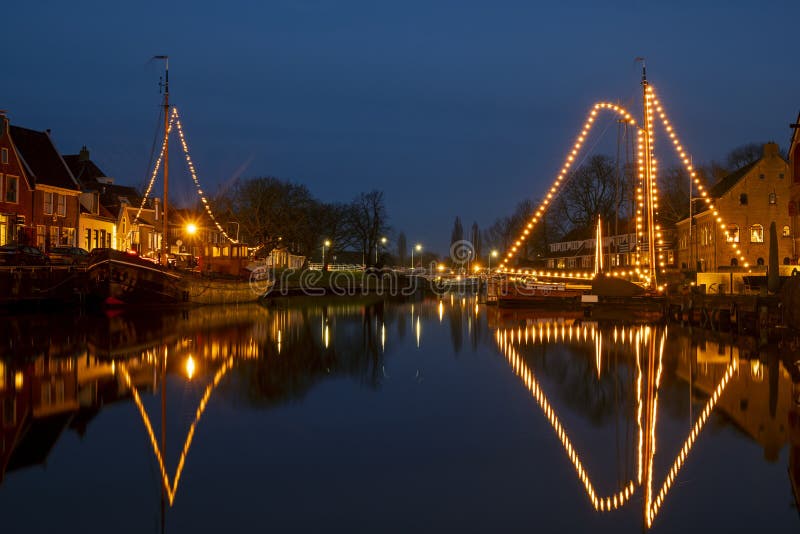 Barche tradizionali nel porto di dokkum, Paesi Bassi, Natale al crepuscolo