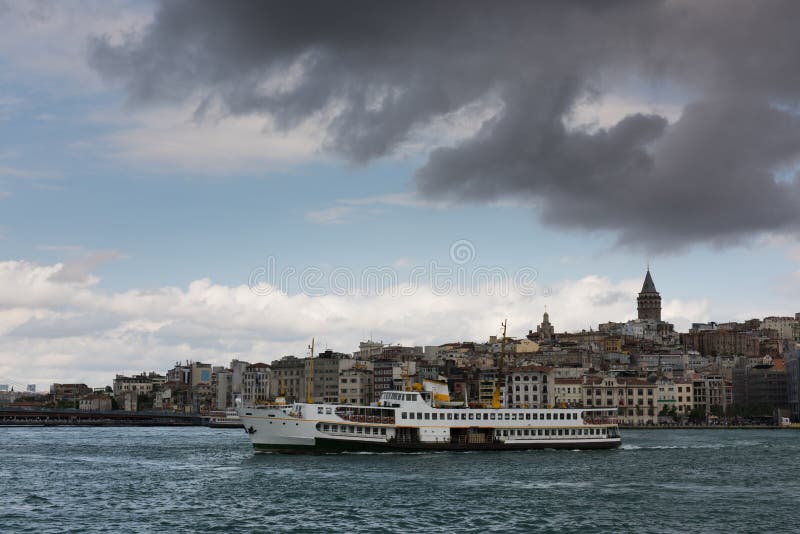 Barche turistiche nella baia dorata di Horn di Costantinopoli e della vista sulla torre di Galata fotografie stock libere da diritti Barche turistiche nella baia dorata di Horn di Costantinopoli e della vista sulla torre di Galata fotografie stock libere da diritti