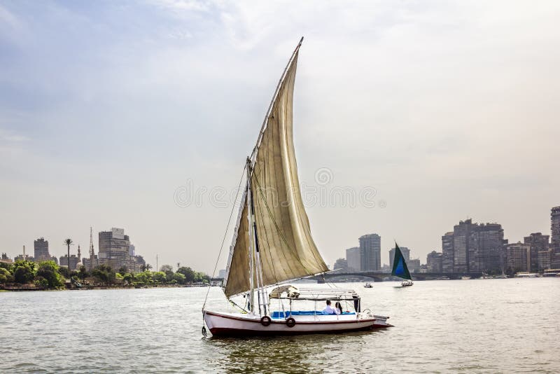 Barche a vela sul Nilo a Il Cairo nell'Egitto fotografia stock libera da diritti Barche a vela sul Nilo a Il Cairo nell'Egitto fotografia stock libera da diritti