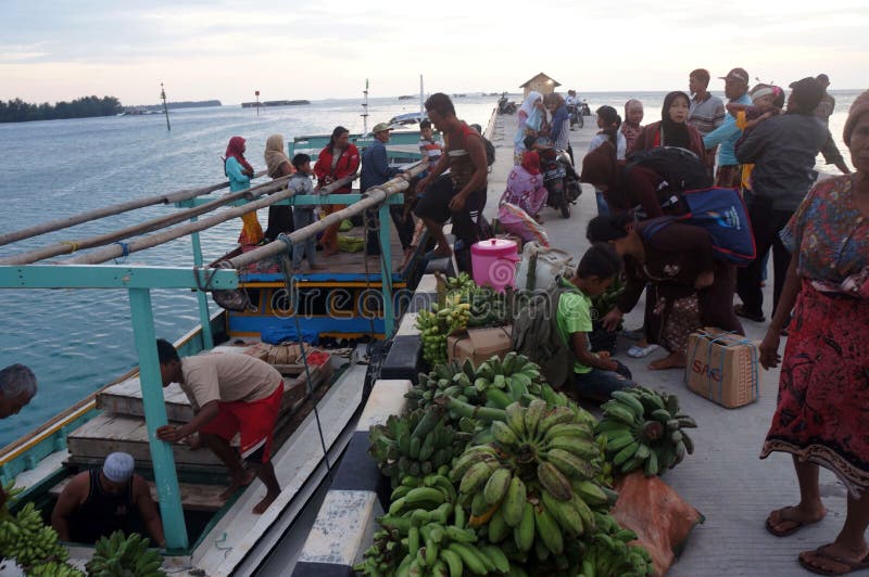 El barco de madera es los medios del transporte en las islas de Karimun, Java central, Indonesia