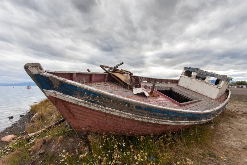 Barco abandonado imagen de archivo