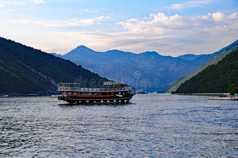 Barco adornado de la travesía del día, bahía de Kotor, Montenegro fotografía de archivo Barco adornado de la travesía del día, bahía de Kotor, Montenegro fotografía de archivo