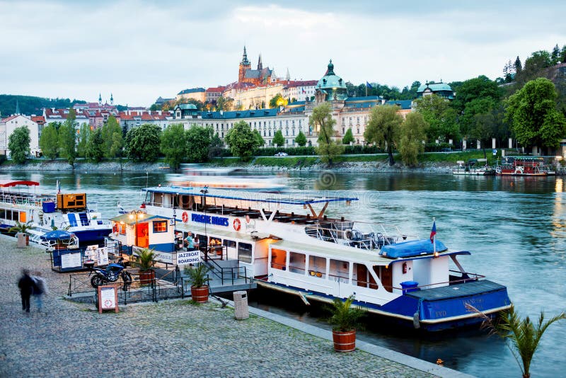 Barco amarrado al banco del río Moldava en Praga. foto de archivo libre de regalías Barco amarrado al banco del río Moldava en Praga. foto de archivo libre de regalías