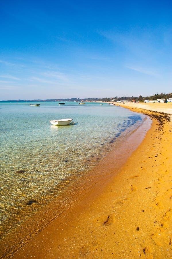 Barco branco a flutuar em águas transparentes imagem de stock