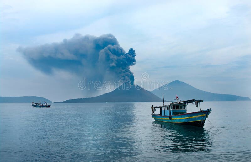 Barco cerca de Anak Krakatau.