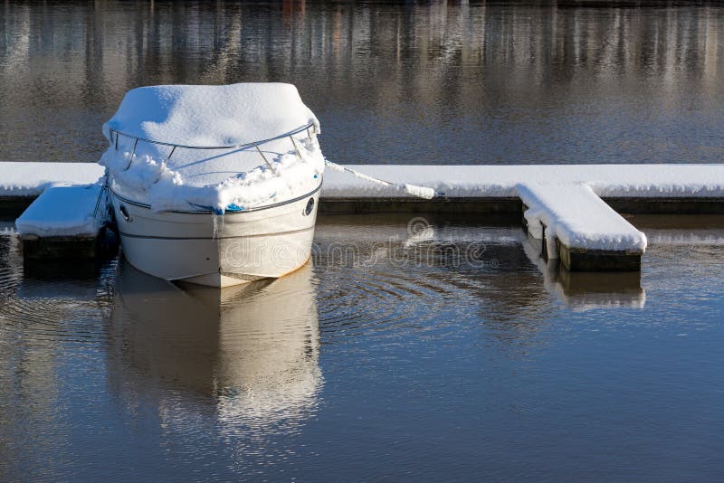 Barco coberto na neve foto de stock royalty free Barco coberto na neve foto de stock royalty free