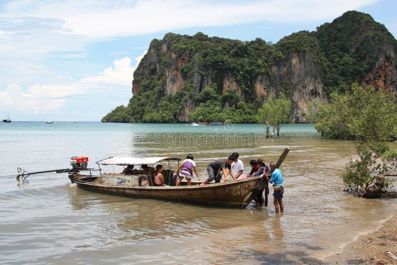 Barco com turistas, Tailândia de Longtail imagem de stock