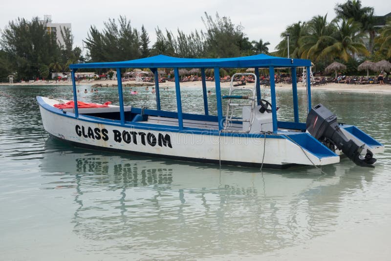 Barco con fondo de cristal amarrado en montego bay jamaica fotografía de archivo