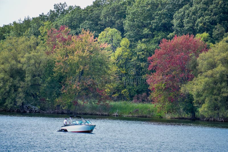 Barco de carreras en el lago Ontario en otoño Árboles vivos y coloridos Canadá foto de archivo Barco de carreras en el lago Ontario en otoño Árboles vivos y coloridos Canadá foto de archivo