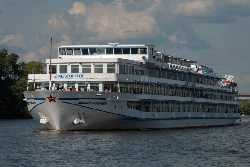 Barco de cruceros del río en el canal de Moscú imágenes de archivo libres de regalías Barco de cruceros del río en el canal de Moscú imágenes de archivo libres de regalías