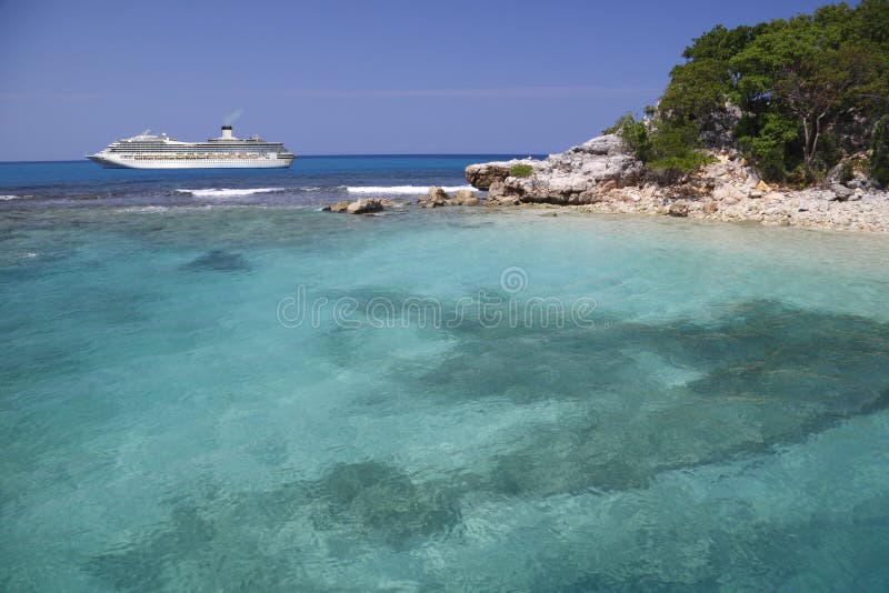 Barco de cruceros en aguas del Caribe azules fotografía de archivo libre de regalías Barco de cruceros en aguas del Caribe azules fotografía de archivo libre de regalías