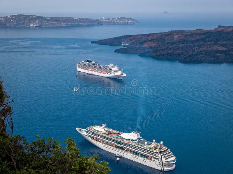 Barco de cruceros griego de Santorini de las islas imágenes de archivo libres de regalías Barco de cruceros griego de Santorini de las islas imágenes de archivo libres de regalías