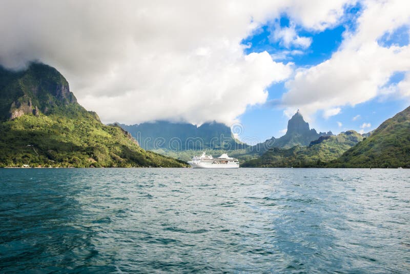 Barco de cruceros Moorea fotografía de archivo libre de regalías Barco de cruceros Moorea fotografía de archivo libre de regalías