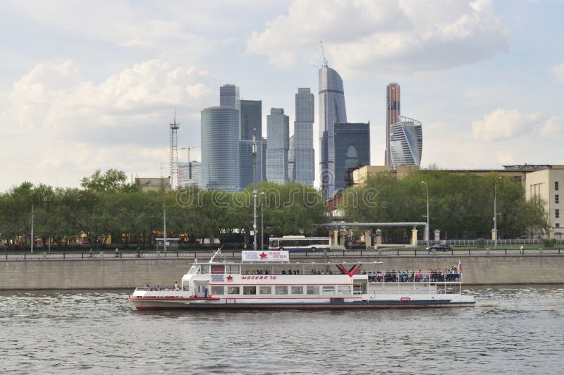 Barco de cruceros y rascacielos en Moscú