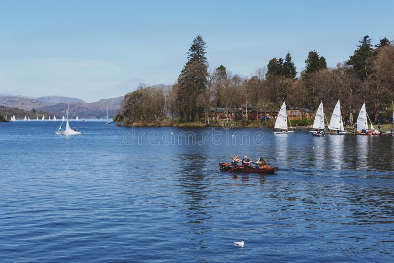 Barco de enfileiramento dos turistas no lago cênico Windermere no parque nacional do distrito do lago, Inglaterra noroeste, Reino fotos de stock Barco de enfileiramento dos turistas no lago cênico Windermere no parque nacional do distrito do lago, Inglaterra noroeste, Reino fotos de stock
