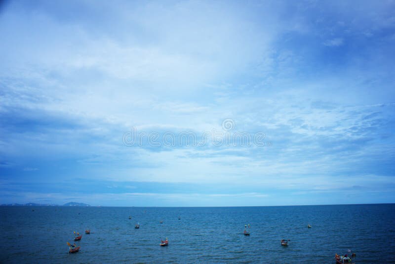 Barco de flutuação no mar com o contexto do céu imagens de stock royalty free
