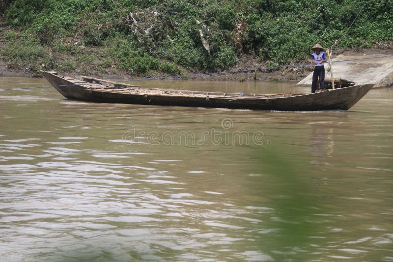 O barco getek como meio de atravessar o rio fotografia de stock