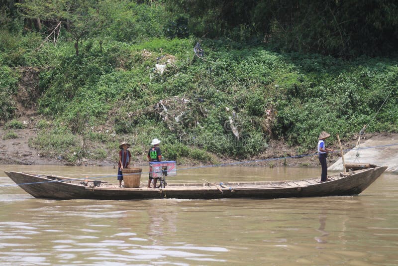 Getek, um barco para atravessar o rio imagem de stock