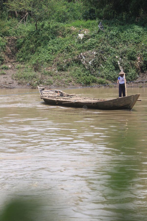 O barco getek como meio de atravessar o rio foto de stock royalty free