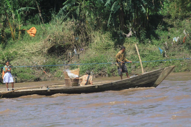 Barco de Getek como meio de cruzar o rio imagem de stock