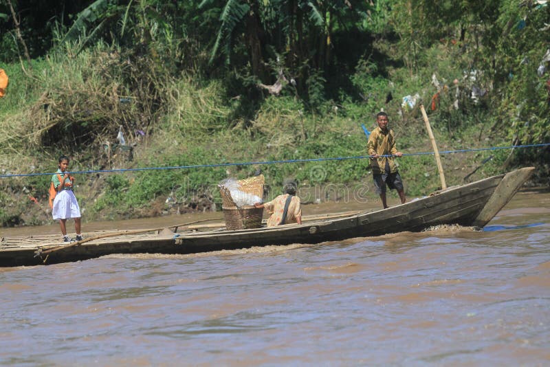 Barco de Getek como meio de cruzar o rio foto de stock royalty free