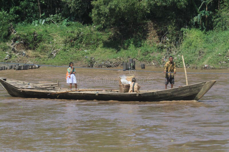 Barco de Getek como meio de cruzar o rio fotos de stock royalty free