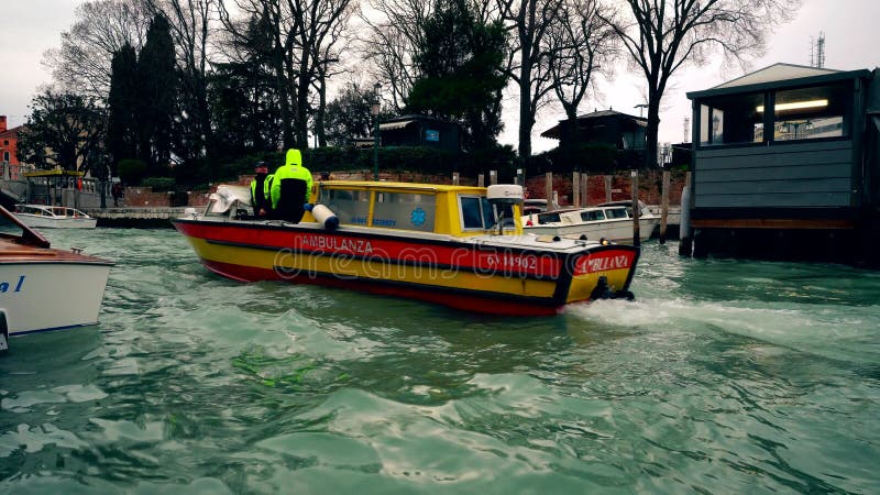 Barco de la ambulancia en el canal de Venecia, Italia 4K