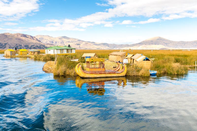 Barco de lámina tradicional el lago Titicaca, Perú, Puno, Uros, Suramérica, islas flotantes, capa natural foto de archivo libre de regalías Barco de lámina tradicional el lago Titicaca, Perú, Puno, Uros, Suramérica, islas flotantes, capa natural foto de archivo libre de regalías