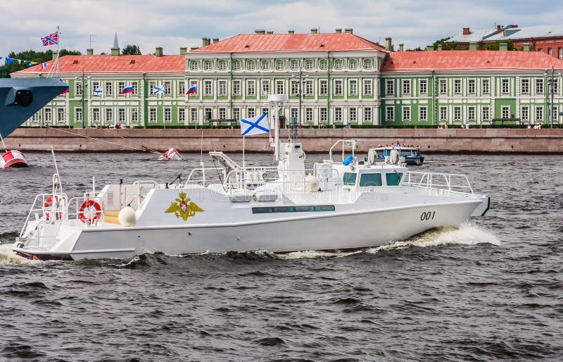 Barco de mando de la Flota Báltica Un fragmento de un ensayo del desfile naval en honor al Día de la Marina San Petersburgo, Rusi foto de archivo Barco de mando de la Flota Báltica Un fragmento de un ensayo del desfile naval en honor al Día de la Marina San Petersburgo, Rusi foto de archivo