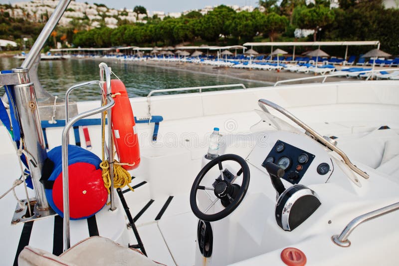 Barco de motor del volante del yate en un mar azul tranquilo de Bodrum, Turquía imagen de archivo libre de regalías Barco de motor del volante del yate en un mar azul tranquilo de Bodrum, Turquía imagen de archivo libre de regalías