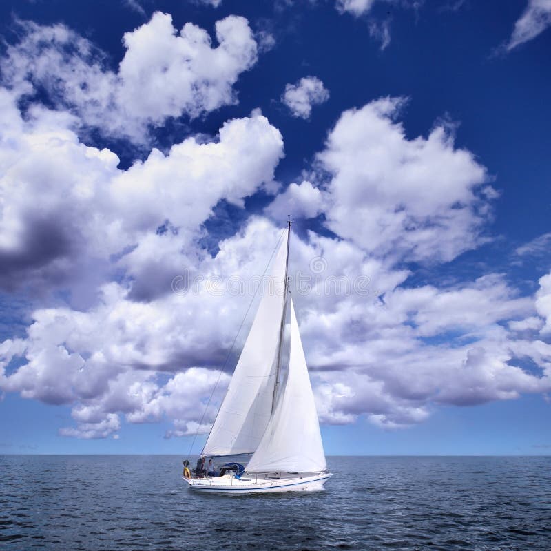 Barco de navegación en el viento
