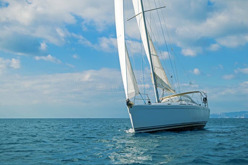 Barco de navegación moderno en el Mar Egeo