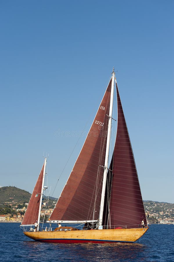 Barco de navigação antigo durante uma regata no clássico Yac de Panerai foto de stock Barco de navigação antigo durante uma regata no clássico Yac de Panerai foto de stock