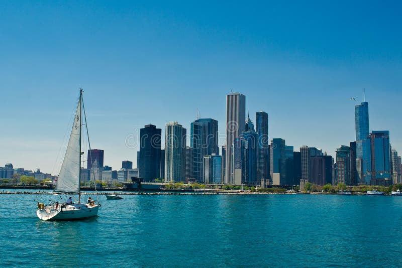 Barco de navigação e Chicago foto de stock Barco de navigação e Chicago foto de stock