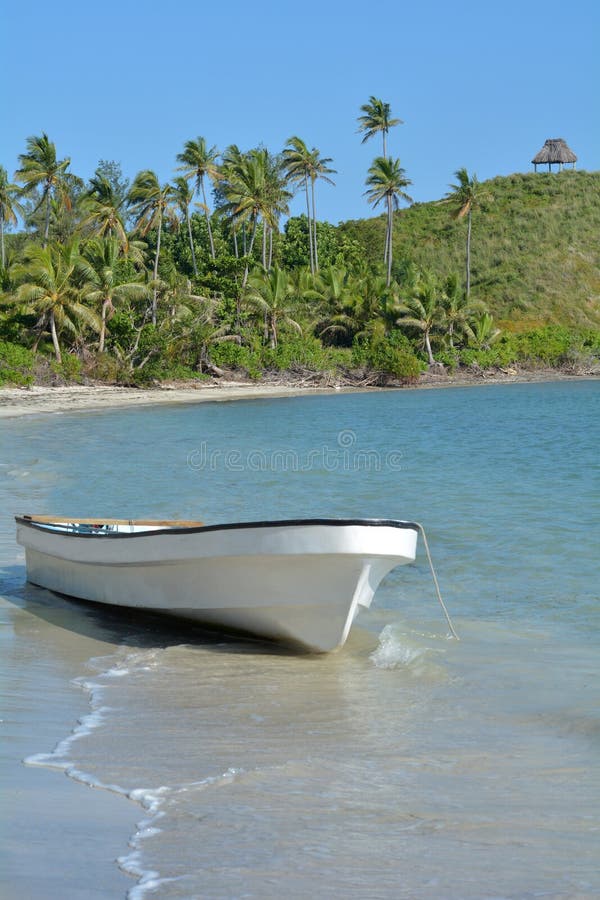 Barco de pesca blanco en una isla tropical Fiji foto de archivo Barco de pesca blanco en una isla tropical Fiji foto de archivo