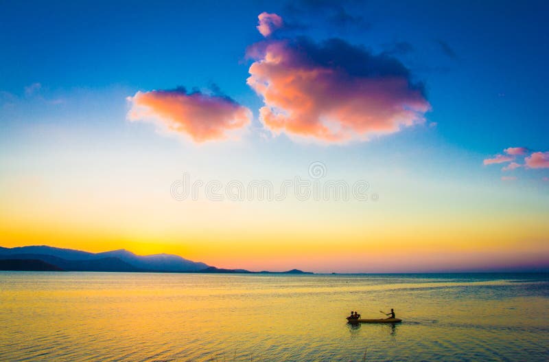 Barco de pesca com o pescador no por do sol em Koh Samui fotografia de stock Barco de pesca com o pescador no por do sol em Koh Samui fotografia de stock