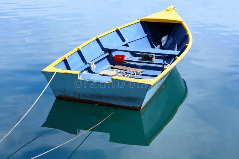 Barco de pesca en el agua tranquila fotografía de archivo libre de regalías Barco de pesca en el agua tranquila fotografía de archivo libre de regalías