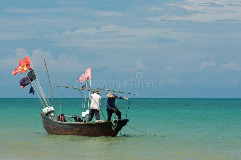 Barco de pesca en el mar imágenes de archivo libres de regalías Barco de pesca en el mar imágenes de archivo libres de regalías