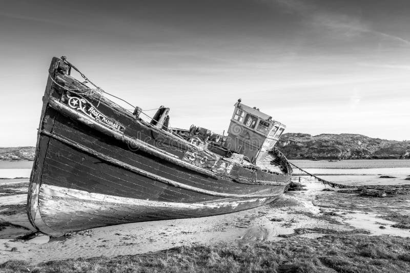 Barco de pesca irlandés abandonado imagenes de archivo Barco de pesca irlandés abandonado imagenes de archivo
