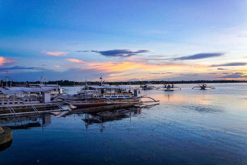 Barco de pesca no por do sol foto de stock Barco de pesca no por do sol foto de stock