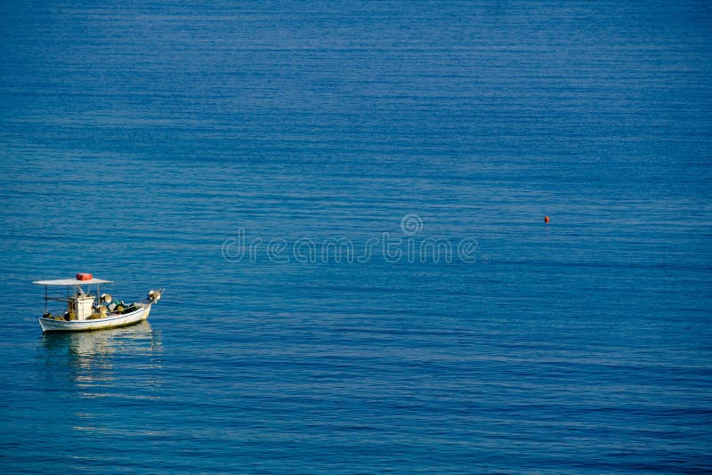 Barco de pesca pequeno no mar grego imagens de stock Barco de pesca pequeno no mar grego imagens de stock