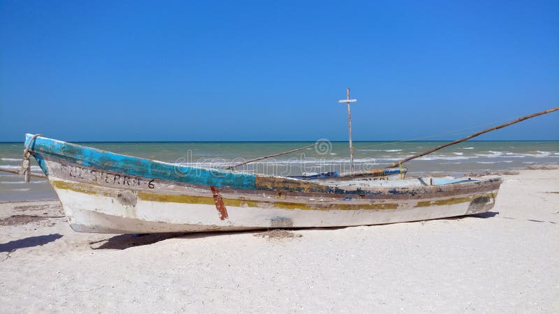 Barco de pesca pequeno, Progreso, México imagem de stock Barco de pesca pequeno, Progreso, México imagem de stock
